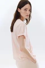 Remera rosa de algodón con cuello redondo.