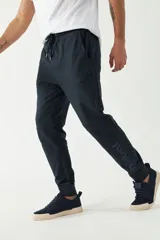 Pantalón de jogging color arena, con puños ajustados y cordón en la cintura.