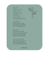 Camisa blanca con rayas celestes, de corte clásico, manga corta y cuello solapa. Confeccionada en fibra de bambú y poliéster.