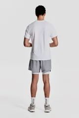 Remera deportiva blanca de corte estándar, con cuello redondo y mangas cortas. Confeccionada en tejido funcional DryMove™ que ayuda a absorber el sudor.