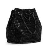 Cartera tipo bucket de Guess, color negro con apliques brillantes. Tiene asa de cadena y logo triangular de la marca en el frente.