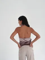 Top negro de terciopelo con cuello alto y espalda baja.