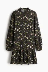 Vestido corto de viscosa con estampado floral, corte holgado, cuello mao, botones frontales, mangas globo largas con abertura y botón en los puños, y costura fruncida en la falda para un efecto evasé.