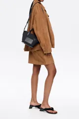 Bolso shopper mini Bimba y Lola de nailon negro con estructura blanda, doble asa de mano y asa de tejido, piezas de piel, logo grabado, acabados metálicos en plateado y cierre de cremallera.