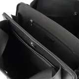 Cartera tipo shopper negra de cuero sintético con asas fijas, cierre principal con cremallera y broche. Incluye tres compartimentos y bolsillos internos, uno con cierre.