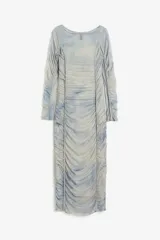 Vestido midi de malla con estampado tie-dye en tonos celeste y blanco. Modelo entallado de manga larga con escote amplio y costuras fruncidas. Ribete decorativo adelante y en las mangas. Viso de punto con breteles finos y escote redondo profundo.