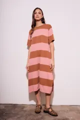 Vestido midi tejido a rayas horizontales color rosa y marrón, con mangas cortas y corte recto.