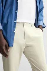 Pantalón de vestir gris oscuro, corte slim fit, con cintura elástica, bolsillos frontales y traseros de ojal.