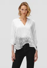 Blusa blanca de algodón con bordado de flores, cuello en V y mangas 3/4.