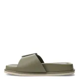 Sandalias negras con hebilla cuadrada grande en la tira superior y suela gruesa.