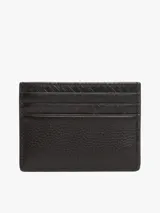 Tarjetero de cuero negro con múltiples ranuras para tarjetas y logo metálico de Tommy Hilfiger en el frente.