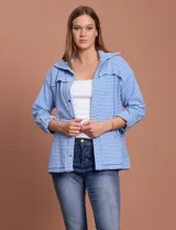 Camperita de tejido soft estampado a rayas azules y blancas, marca Ruby Rd. Abertura central con cierre metálico, bolsillos delanteros.