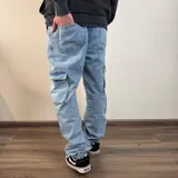 Pantalón jean celeste de corte recto con bolsillos cargo laterales.