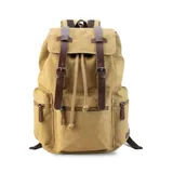 Mochila color beige de tela canvas con tapa y detalles en símil cuero marrón. Cierre superior marinero, bolsillos internos, externos frontal, laterales y trasero con cierre. Asas rígidas, correas ajustables y espacio para laptop de 15".