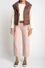 Chaleco marrón acolchado con cuello alto, cierre frontal con broches a presión y dos bolsillos delanteros con cordón ajustable.