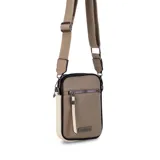 Phonebag color mostaza con bolsillo frontal con cierre, espacio para celular y billetera con repartición. Tiene una correa gruesa de galón regulable y desmontable. Detalles en marrón y beige.