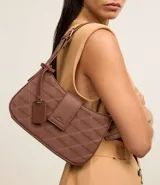 Bolso baguette pequeño color marrón con textura en relieve, correa ajustable, cierre por cremallera y solapa con detalle de colgante en el lateral.
