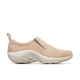 Slip on Merrell modelo Jungle Moc, color beige, confeccionado en gamuza suave con refuerzos elásticos laterales para facilitar el calce. Cuenta con entresuela de espuma EVA para mayor comodidad y suela de goma con tracción duradera.