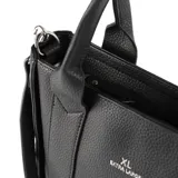 Cartera negra de símil cuero graneado, con acceso por cierre y herrajes plateados. Tiene correa regulable y asas fijas, un bolsillo interno con cierre y un compartimento principal.