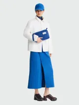 Bolso de mano azul con cierre superior y correa de muñeca.