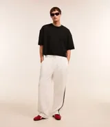 Remera oversized de algodón color crudo, con cuello redondo, manga corta, sin estampa y ribete acanalado.