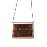 Cartera de mano tipo sobre color bronce con textura metalizada y cadena plateada para colgar al hombro.