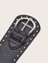 Cinto negro con tachas decorativas y hebilla metálica.
