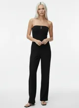 Mono largo negro sin mangas, confeccionado en tejido de punto circular suave y elástico.