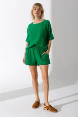 Short verde de algodón con elástico en la cintura y bolsillos laterales.