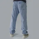 Pantalón de jean celeste con bolsillos delanteros con diseño curvo y corte recto.