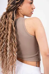 Top corto color marrón topo, de corte ajustado y breteles anchos.