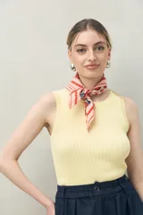 Musculosa rosa de punto acanalado con cuello redondo.