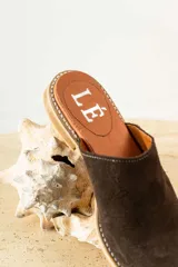 Mules con estampado animal print, forro interior color marrón y suela color caramelo.