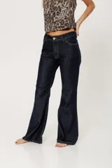 Pantalón de jean azul oscuro de corte bootcut, con cintura media entallada y proceso de suavizado.
