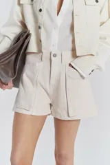 Short de tiro medio-alto color crudo, con bolsillos plaqué y recortes en delantero y espalda.