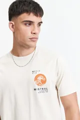 Remera color crema de manga corta con cuello redondo y estampado de una ola estilo Hokusai enmarcada en un rectángulo.