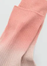 Calcetín con degradado de color, pasando de un tono rosado a beige.
