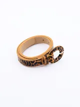 Cinto de cuero sintético con hebilla redonda y estampado animal print.