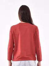 Remera blanca de manga larga con cuello redondo y estampado frontal con la frase "All my love darling" en color celeste.