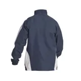 Campera deportiva Adidas del Real Madrid, color azul marino con detalles en blanco y amarillo. Presenta cierre frontal, cuello alto, bolsillos laterales, puños elásticos, dobladillo ajustable y escudo del club bordado en el pecho.