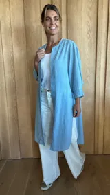 Kimono largo, color azul marino, con textura de tejido ligero y cuello mao.