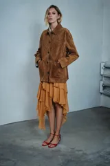 Falda midi color ocre con volantes asimétricos y cierre lateral con cremallera oculta.