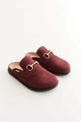 Mocasines tipo sueco de cuero gris con detalle de hebilla dorada.