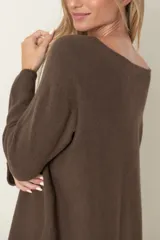 Buzo corto de viscosa y poliamida, color marrón liso, con cuello bote y manga larga.