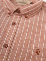 Camisa de manga larga color ladrillo con rayas verticales blancas, confeccionada en lino y algodón.