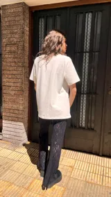 Remerón blanco de algodón con estampa de estrella negra en el centro.