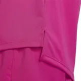 Remera deportiva Nike Dri-FIT color fucsia con logo Swoosh estampado en el pecho.