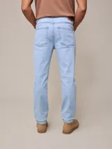 Pantalón de jean celeste elastizado, corte slim fit.
