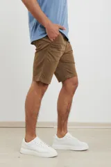 Bermuda de gabardina color marrón con bolsillos laterales y traseros.