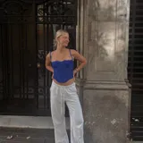 Corset de encaje azul eléctrico con copas preformadas, ballenas y breteles regulables.